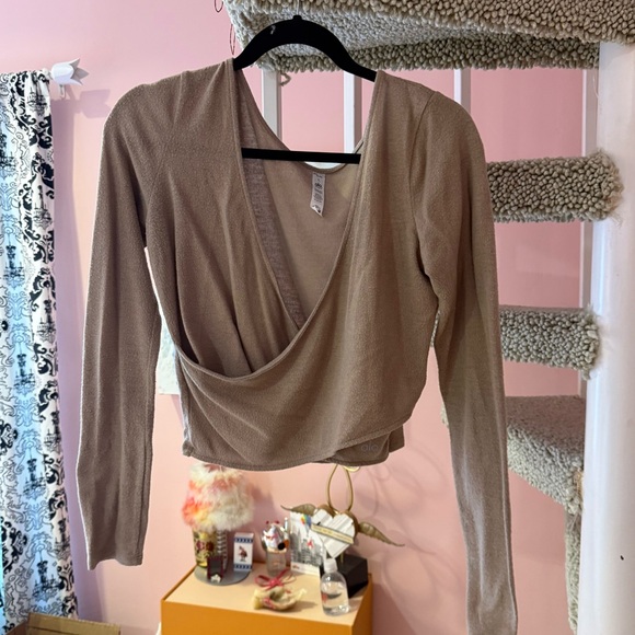 🧘‍♀️ ALO Amelia Luxe Wrap Top | Size L | Gravel / Sand 🧘‍♀️ - Picture 4 of 6